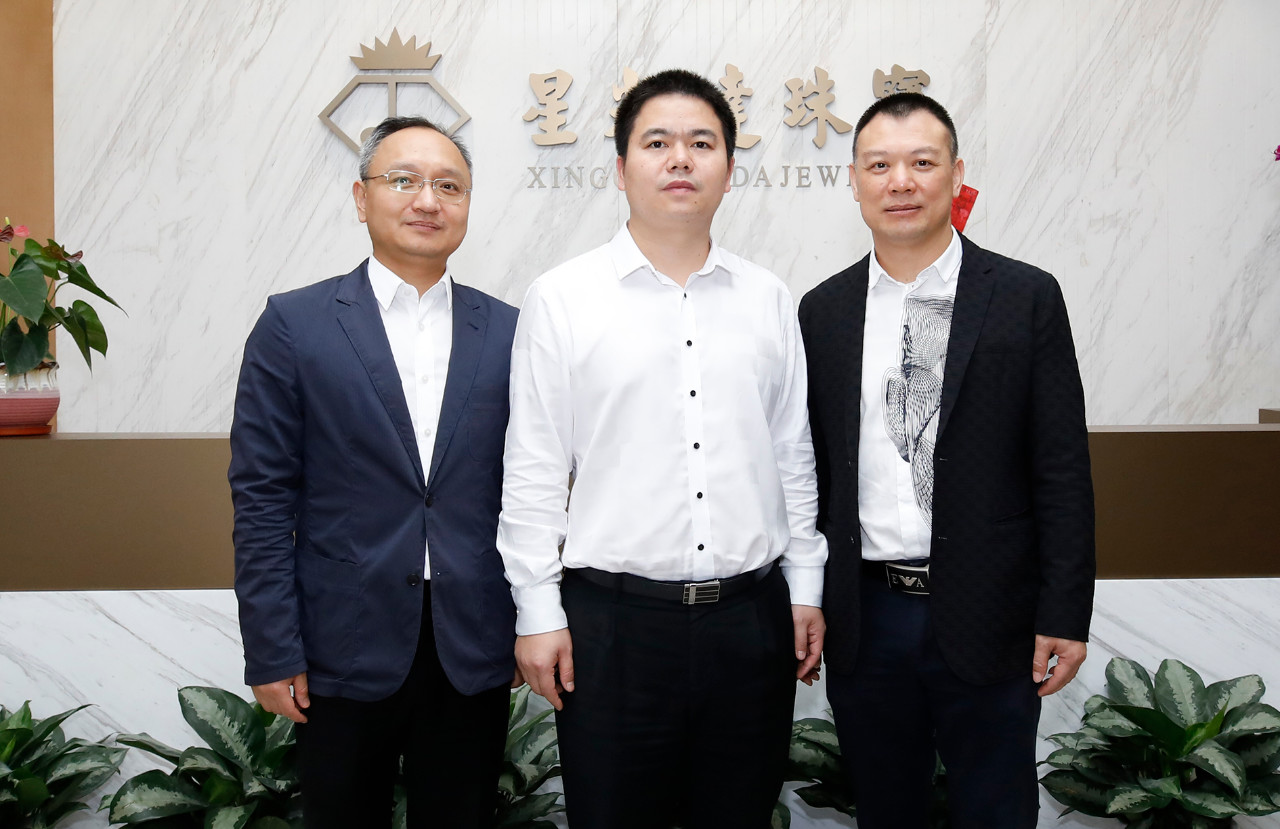 罗湖区领导莅临星光达珠宝参观指导